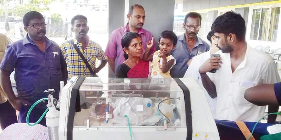 ആംബുലന്‍സില്‍ കുഞ്ഞ് പിറന്നു; അച്ഛന്റെ സുരക്ഷിത കരങ്ങളിലേക്ക് 