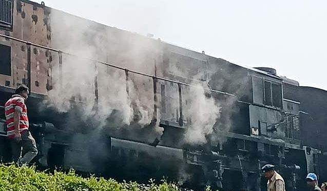 ട്രെയ്‌നിന് തീപിടിച്ചത് കണ്ട് പേടിച്ച് പുറത്തേക്ക് ചാടി; രണ്ട് യാത്രക്കാര്‍ മരിച്ചു