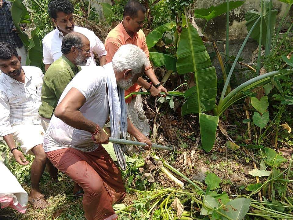 മുണ്ട് മടക്കിക്കുത്തി വെള്ള ബനിയനില്‍ 'തനിനാടന്‍' ലുക്കില്‍ കുളത്തിലിറങ്ങി കുമ്മനം; ഒപ്പമിറങ്ങി അണികള്‍, ഏറ്റെടുത്ത് സോഷ്യല്‍ മീഡിയ (ചിത്രങ്ങള്‍) 