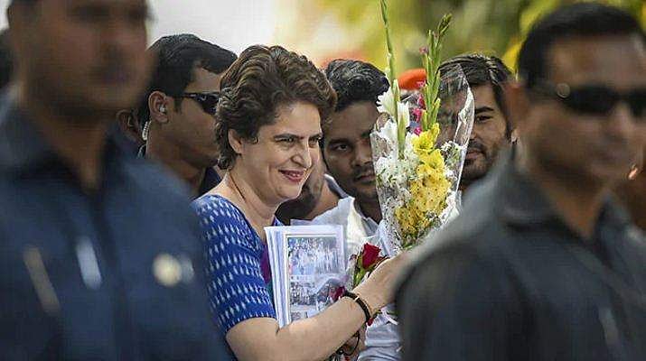 'എന്തുകൊണ്ട് മത്സരിച്ചുകൂടാ'; പ്രിയങ്ക വാരാണസിയിലേക്ക്?; ആവേശത്തോടെ അണികള്‍