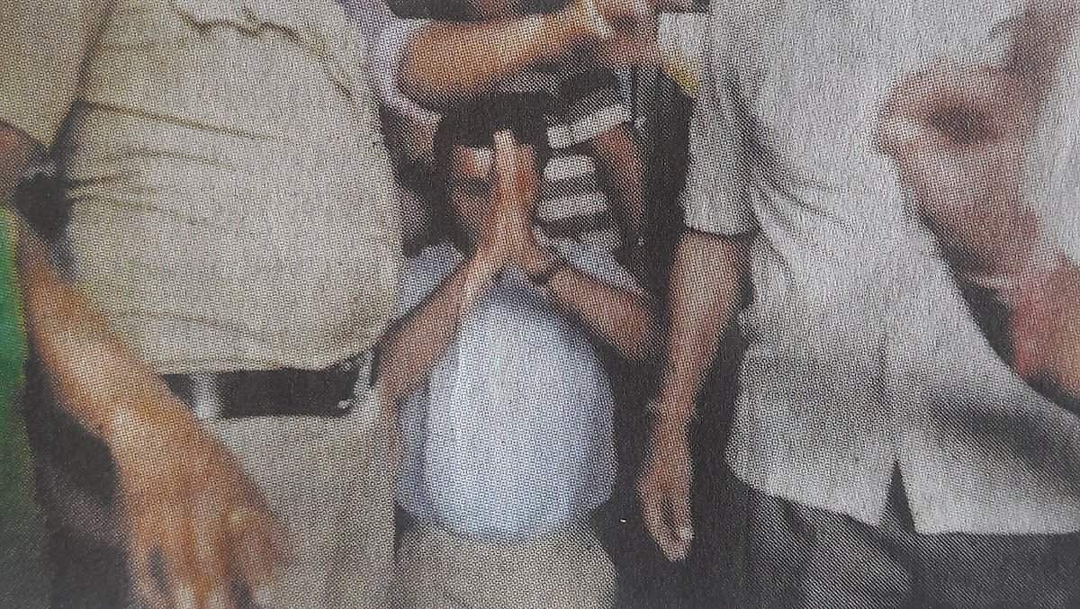 ഇമ്രാൻ ഖാനെ പുകഴ്ത്തി ഫെയ്സ്ബുക്കിൽ പോസ്റ്റ്; കോളജ് പ്രൊഫസറെ മുട്ടിൽ നിർത്തി മാപ്പ് പറയിച്ച് പ്രതിഷേധക്കാർ (വീഡിയോ)