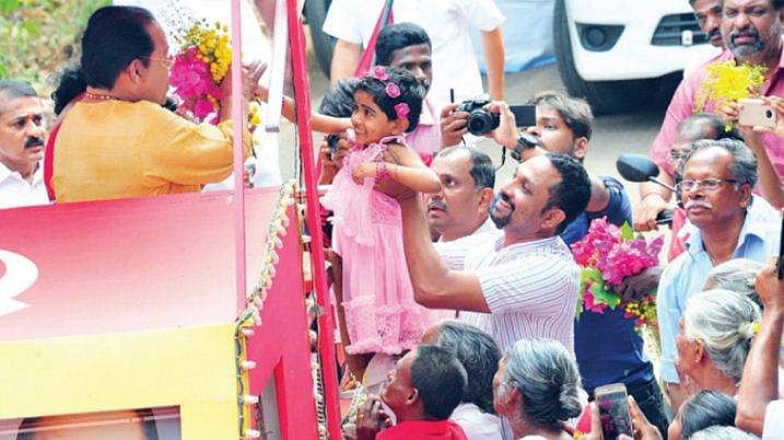 ‘കൊന്നപ്പൂവുകൾ ഒരുപാട‌് കിട്ടണ‌്ണ്ട‌്, അതുമാത്രം പോരാട്ടോ, ആ... അതന്നെ, വോട്ട‌്, അതുംകൂടി പോരട്ടെ’