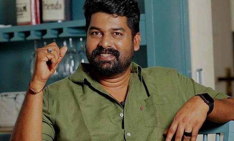 'നിങ്ങ പാടടാ...' എന്ന് ആരാധകന് വിളിച്ച് പറഞ്ഞു: 'ഞാന് പാടൂടാ' എന്ന മറുപടിയും പാട്ടും ഒപ്പമായിരുന്നു