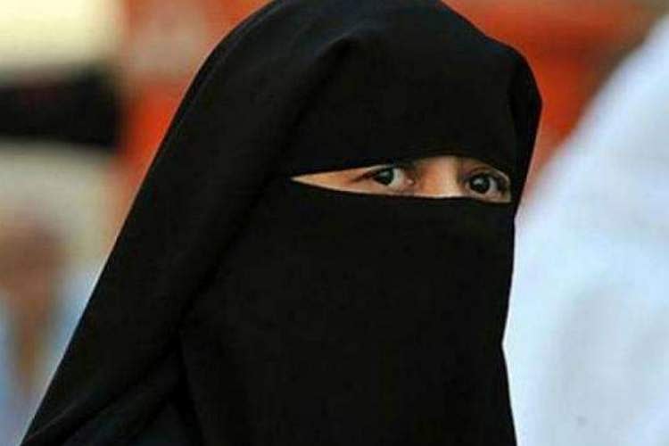 കാമുകിയെ യാത്രയാക്കാന്‍ പര്‍ദ്ദ ധരിച്ചെത്തി; വിമാനത്താവളത്തിലെത്തിയ യുവാവ് പെട്ടു