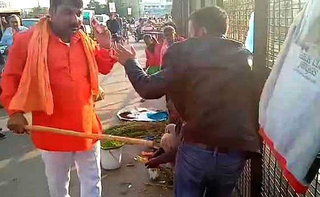 കശ്മീരി കച്ചവടക്കാർക്ക് ലഖ്നൗവിൽ ക്രൂരമർദനം ; ഒരു സംഘപരിവാർ പ്രവർത്തകർ അറസ്റ്റിൽ ; പ്രതിഷേധം (വീഡിയോ)