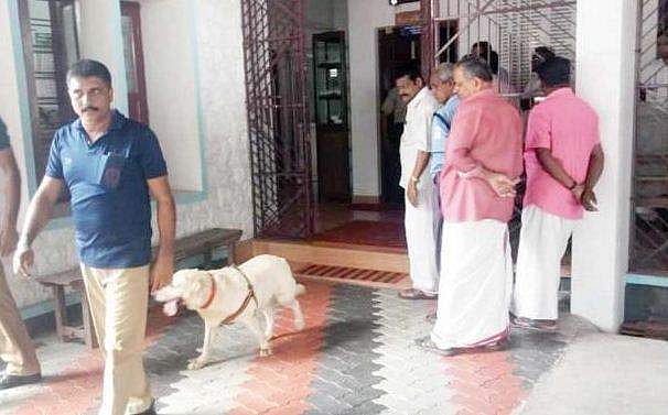 പള്ളിമേടയിൽ വൈദികരെ  പൂട്ടിയിട്ടു; ഓഫീസിൽ നിന്ന് കവർന്നത് നാല് ലക്ഷത്തോളം രൂപ