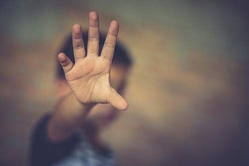 തുണി വിരിക്കുന്നതില്‍ തര്‍ക്കം; കൊച്ചിയില്‍ ഒന്‍പതു വയസുകാരന്റെ കാല്‍ അടിച്ചു പൊട്ടിച്ചു