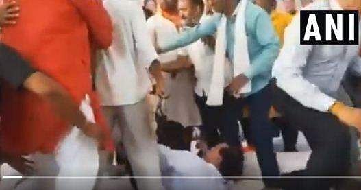 ഗ്രൂപ്പ് തിരിഞ്ഞ് ബിജെപി പ്രവര്‍ത്തകരുടെ കൂട്ടത്തല്ല്; വീഡിയോ വൈറല്‍