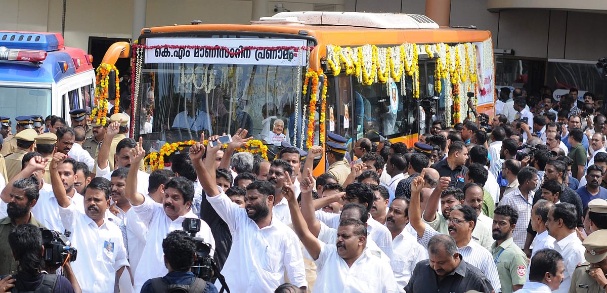 വിലാപയാത്ര കോട്ടയം നഗരത്തില്; പാതിരാത്രിയിലും മാണിസാറിനെ കാണാന് തിങ്ങിനിറഞ്ഞ് ജനം,സംസ്കാരം വൈകിട്ട്