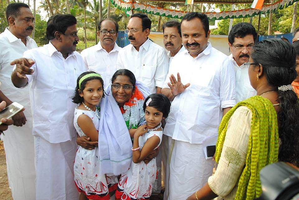 'ഇന്ത്യയിലെ ഏറ്റവും മികച്ച എംഎല്എ'; ആരിഫിന് എതിരെ തെരഞ്ഞെടുപ്പ് കമ്മീഷന് ഷാനിമോളുടെ പരാതി
