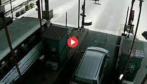 കാറിന്റെ ബോണറ്റില്‍ ആറ് കിലോമീറ്ററോളം: ടോള്‍പ്ലാസ ജീവനക്കാരനോട് യാത്രക്കാരന്റെ ക്രൂരത (വിഡിയോ)