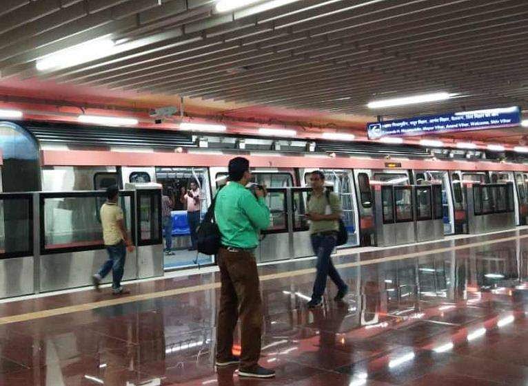 മെട്രോയുടെ വാതിലില്‍ സാരി കുടുങ്ങി; ട്രെയിന്‍ വീട്ടമ്മയെ പ്ലാറ്റ്‌ഫോമിലൂടെ വലിച്ചിഴച്ചു, പരിക്ക്