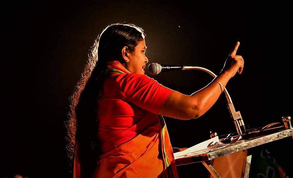 'എന്റെ വാക്കുകളെ ഭയപ്പെടുന്നു'; 'എന്നെ കൊല്ലാന്‍ പിണറായിയുടെ നിര്‍ദ്ദേശം': ഡിവൈഎസ്പി ഓഫീസില്‍ ശോഭാ സുരേന്ദ്രന്റെ കുത്തിയിരുപ്പ് സമരം