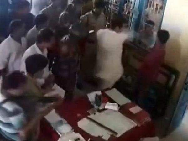 സ്റ്റേഷനില്‍ കയറി കസ്റ്റഡിയിലെടുത്ത യുവാവിന്റെ മുഖത്തടിച്ച് കോണ്‍ഗ്രസ് നേതാവിന്റെ പരാക്രമം; വീഡിയോ വൈറല്‍, വിവാദം