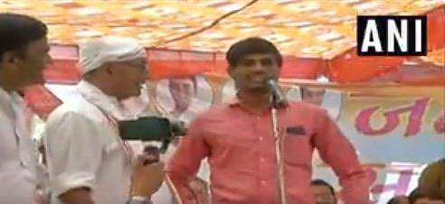 മോദി തരാമെന്ന് പറഞ്ഞ പതിനഞ്ച് ലക്ഷം കിട്ടിയോ എന്ന് ചോദിച്ചു: സര്‍ജിക്കല്‍ സ്‌ട്രൈക്ക് നടത്തി തീവ്രവാദികളെ കൊന്നുവെന്ന് യുവാവ്; വെട്ടിലായി ദിഗ്‌വിജയ് സിങ് (വീഡിയോ)
