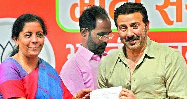 62 കാരനായ നടനെ യുവാവാക്കി നിര്‍മല സീതാരാമന്‍; മന്ത്രിക്ക്‌59 വയസ്സേ ഉള്ളൂവെന്ന് ഓര്‍മിപ്പിച്ച് സോഷ്യല്‍ മീഡിയ