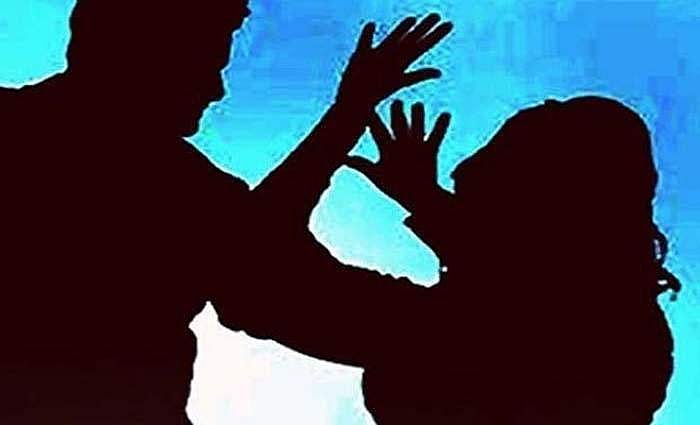അര്ധരാത്രിയിലെ ഫോണ് വിളി: ഭര്ത്താവ് ഭാര്യയെ കഴുത്ത് ഞെരിച്ച് കൊന്നു