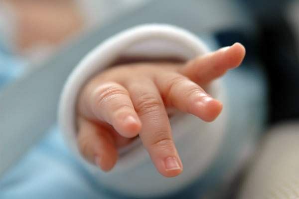 23കാരി കുളിമുറിയില് പ്രസവിച്ചു; ജനല്വഴി പുറത്തേക്കെറിഞ്ഞു; കുഞ്ഞ് വെന്റിലേറ്ററില്; യുവതിക്കെതിരെ കൊലപാതകശ്രമത്തിന് കേസെടുത്തു