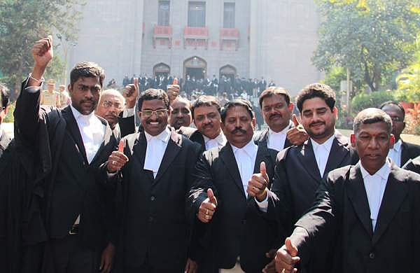 അഭിഭാഷകര്‍ക്ക് ഇനി കറുത്ത ഗൗണ്‍ ഒഴിവാക്കാം; നടപടിയുമായി ഹൈക്കോടതി 