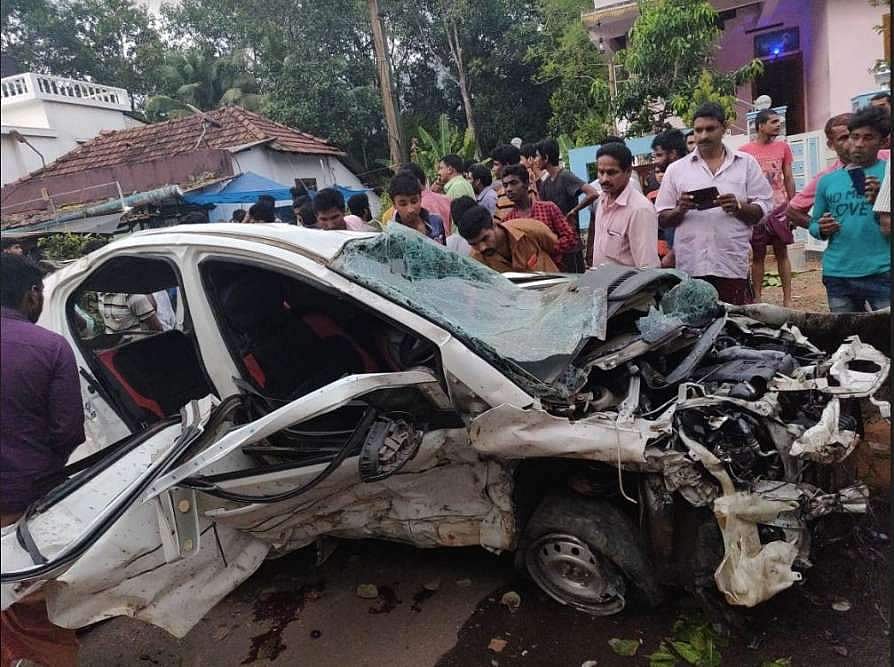 കോട്ടയത്ത് കാര്‍ മരത്തില്‍ ഇടിച്ച് അഞ്ച് മരണം 