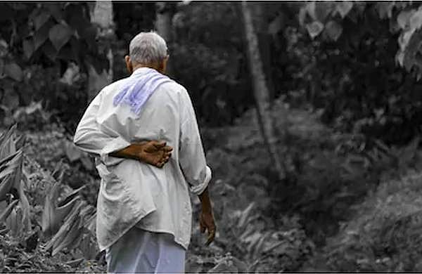 പൊരിവെയിലില് നടുറോഡില് ഉപേക്ഷിച്ചുപോയ മകനെ അന്വേഷിച്ച് ഒരച്ഛന്; ഏറ്റെടുക്കാന് തയ്യാറല്ലെന്ന് മക്കള്