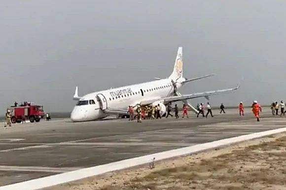 മൂക്കുംകുത്തി താഴേക്ക് ! പക്ഷേ സുരക്ഷിതം ; മുൻചക്രം അപകടത്തിലായ വിമാനം നിലത്തിറക്കി, പൈലറ്റിന് പ്രശംസ (വിഡിയോ)