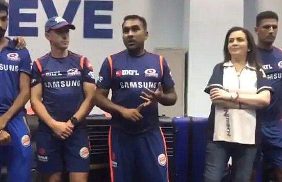 പര്‍പ്പിള്‍, ഓറഞ്ച് ക്യാപ് ആര്‍ക്ക് കിട്ടിയാലെന്താ? ട്രോഫി ദേ ഞങ്ങള്‍ക്കാണ്; ആവേശം നിറച്ച് ടീം അംഗങ്ങളോട് ജയവര്‍ധനെ