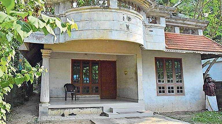 'പച്ചവെള്ളം കുടിക്കാതെ അവർ വീടിന്റെ വരാന്തയിലുണ്ടായിരുന്നു, ബാങ്ക് മാനേജർ രാവിലെ തന്നെ പല തവണ വിളിച്ചു'