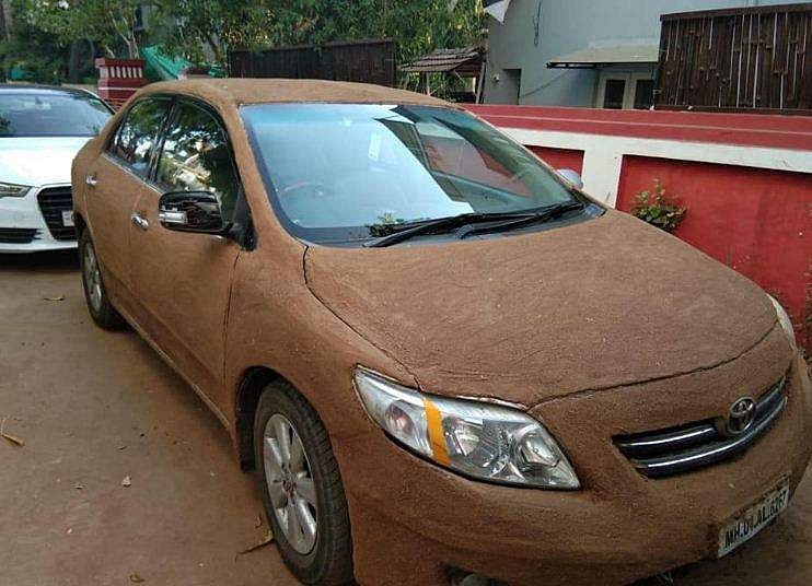 ചൂട് കുറയ്ക്കാന്‍ ആഡംബരക്കാറില്‍ ചാണകം മെഴുകി യുവതി ! ചിത്രങ്ങള്‍ വൈറല്‍, അമ്പരപ്പ്