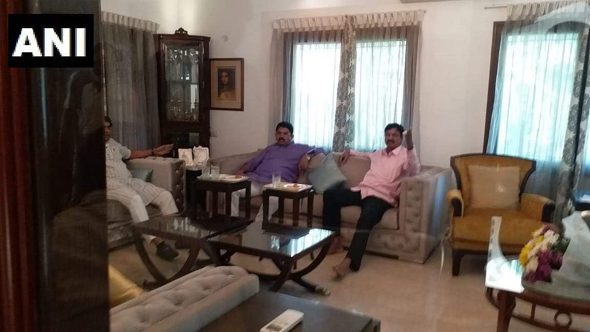 കര്‍ണാടകയില്‍ രാഷ്ട്രീയ കരുനീക്കങ്ങള്‍ തകൃതി; രണ്ടു കോണ്‍ഗ്രസ് എംഎല്‍എമാര്‍ ബിജെപി ക്യാമ്പില്‍, കുമാരസ്വാമി സര്‍ക്കാരിന് ആശങ്ക