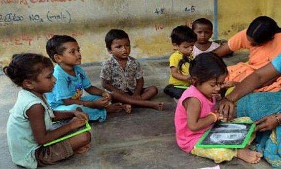 കലക്ടറുടെ മകള്‍ പഠിക്കുന്നത് അംഗന്‍വാടിയില്‍; പ്രചോദനമേകുന്ന പ്രവൃത്തിയെന്ന് പ്രശംസ; കൈയടി