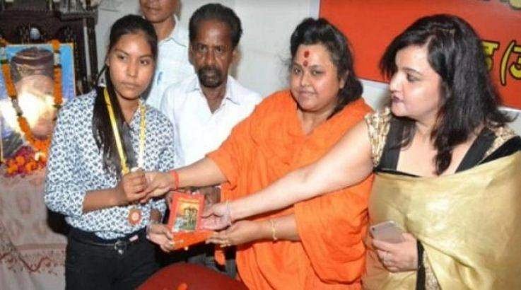 'മോദിയുടെ വിജയത്തിലൂടെ ഒരു സ്വപ്‌നം പൂര്‍ത്തിയാക്കി, ഹിന്ദു സൈന്യത്തിലൂടെ മറ്റൊരു സ്വപ്‌നവും പൂര്‍ത്തിയാക്കും'; സവര്‍ക്കറുടെ ജന്മദിനത്തില്‍ കുട്ടികള്‍ക്ക് കത്തി വിതരണം ചെയ്ത് ഹിന്ദു മഹാസഭ