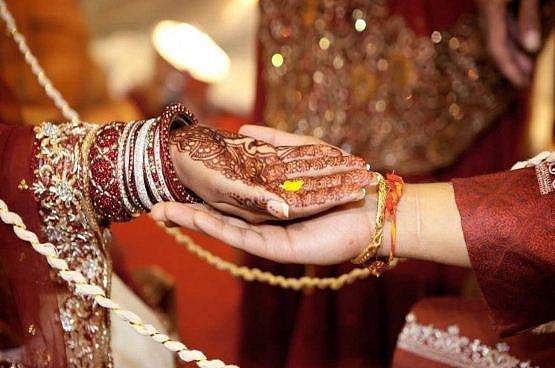 വിവാഹത്തിന് കാര്‍മ്മികത്വം വഹിച്ച പൂജാരിക്കൊപ്പം വധു ഒളിച്ചോടി ; അമ്പരപ്പോടെ വീട്ടുകാര്‍