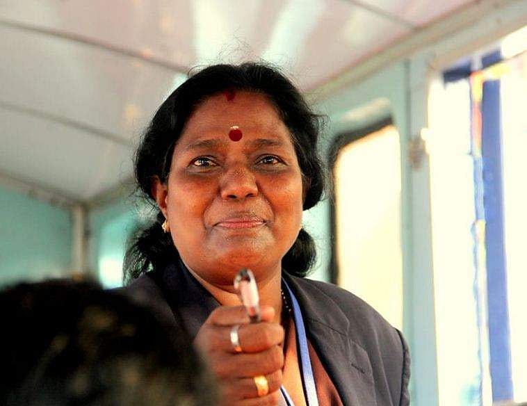 തുമ്പീ വാ തുമ്പക്കുടത്തിന്‍... ഇതാ ട്രെയിനില്‍ പാട്ടും പാടി ഒരു ടിടിഇ ; വിഡിയോ വൈറല്‍