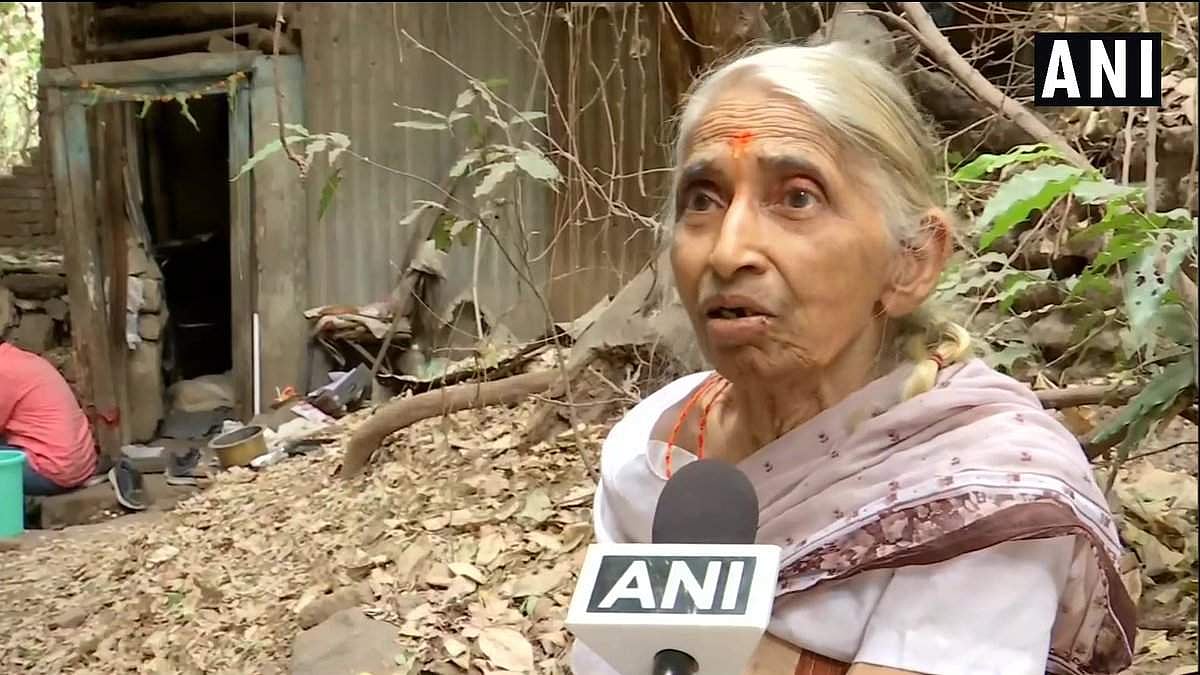 വൈദ്യുതിയോ എന്തിന് ? ജീവിതത്തില് ഒരിക്കല് പോലും വൈദ്യുതി ഉപയോഗിച്ചിട്ടില്ലാത്ത 79കാരിയായ മുന് പ്രൊഫസര്; താമസം കുടിലില്