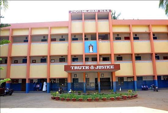 തട്ടമിട്ട് സ്‌കൂളിലെത്തി; തിരുവനന്തപുരത്ത് എട്ടാം ക്ലാസുകാരിയെ പുറത്താക്കി