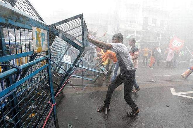 ബം​ഗാളിലെ സംഘർഷം; സർവകക്ഷി യോ​ഗം വിളിച്ച് ​ഗവർണർ