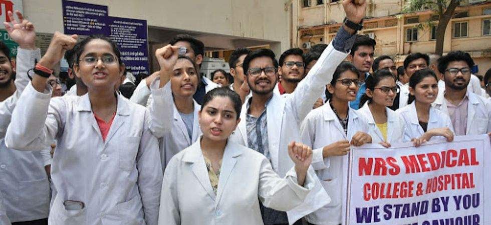 സമരം കനക്കുന്നു; ബംഗാളിലെ മെഡിക്കൽ കോളജുകളിൽ നിന്ന് രാജിവച്ച് 300ഓളം ഡോക്ടർമാർ