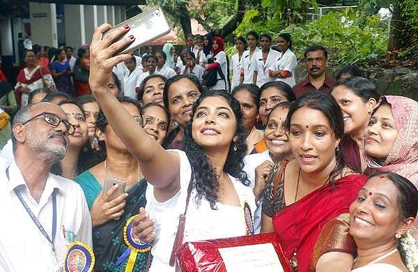 'സിനിമ താരങ്ങള് അല്ല, നിങ്ങളാണ് യഥാര്ത്ഥ ഹീറോസ്'; ആരോഗ്യ രംഗത്ത് പ്രവര്ത്തിക്കുന്നവരെ പുകഴ്ത്തി റിമ കല്ലിങ്കല്