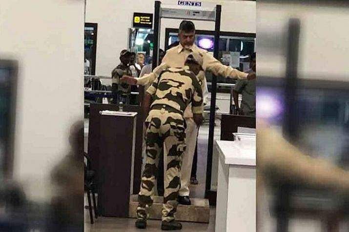 വിഐപി പരിഗണനയില്ല; വിമാനത്താവളത്തില്‍ ചന്ദ്രബാബുവിന് ദേഹപരിശോധന; പ്രതിഷേധം