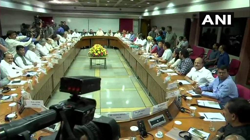 കേന്ദ്രം വിളിച്ച സര്‍വകക്ഷി യോഗത്തിൽ കര്‍ഷകരുടെ ദുരിതാവസ്ഥ ഉന്നയിച്ച് പ്രതിപക്ഷ പാർട്ടികൾ