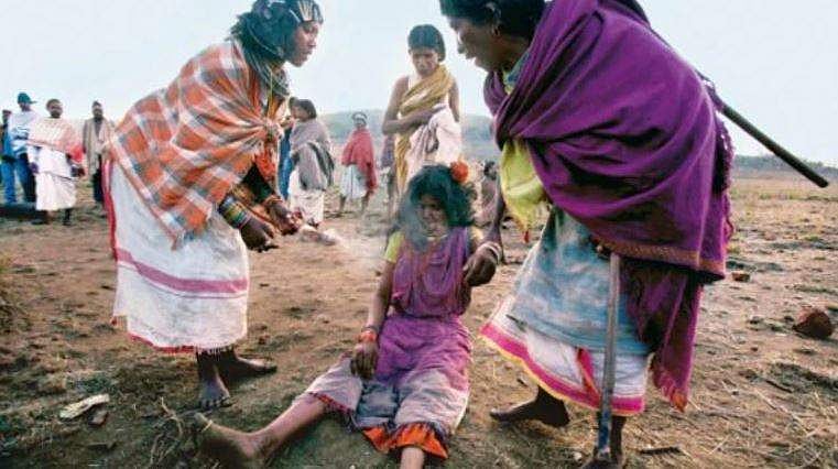 ദുര്‍മന്ത്രവാദിനിയെന്ന് ആരോപിച്ച് അമ്മയെ വീട്ടില്‍ നിന്ന് അടിച്ചു പുറത്താക്കി; സ്വത്തു തട്ടിയെടുക്കാന്‍ ശ്രമിച്ച മകനും ഭാര്യയും അറസ്റ്റില്‍
