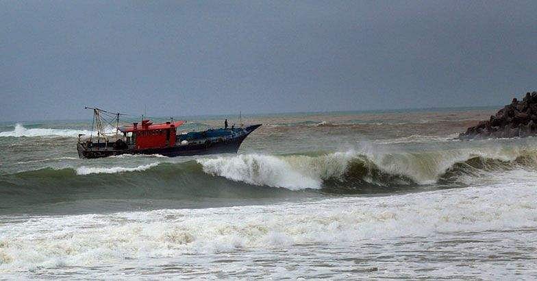 മത്സ്യതൊഴിലാളികള്ക്ക് തിരിച്ചടിയായി കാറ്റ്; അഞ്ച് ബോട്ടുകള് തകര്ന്നു