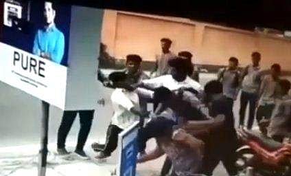 പിരിവ് നല്‍കിയില്ല; പ്ലസ്ടു വിദ്യാര്‍ത്ഥിയെ ചങ്ങലയില്‍ ചേര്‍ത്ത് ചവിട്ടി, മുഖത്ത് തൊഴിച്ചു, പരാതി 