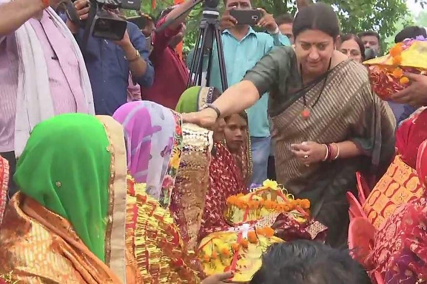 ലാപ്‌ടോപ്പുകളും വീടുകളുടെ താക്കോലുകളുമായി സ്മൃതി അമേഠിയില്‍; അനുഗ്രഹം തേടി ഗര്‍ഭിണികള്‍