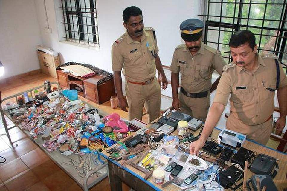 കണ്ണൂര് ജയിലില് റെയ്ഡ് തുടരുന്നു; ഇന്ന് പിടിച്ചെടുത്തത് പത്തു ഫോണുകള്, അഞ്ചെണ്ണം സ്മാര്ട് ഫോണുകള്