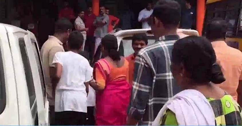 സ്‌കൂള്‍ അസംബ്ലിയിലേക്ക് കാര്‍ പാഞ്ഞു കയറി; ചികിത്സയിലായിരുന്ന അധ്യാപിക മരിച്ചു