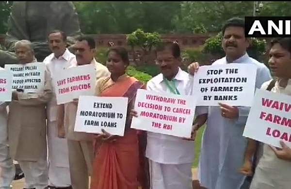 കാര്ഷിക വായ്പ; പാര്ലമെന്റിനു മുന്നില് കേരള എംപിമാരുടെ ധര്ണ, പങ്കെടുക്കാതെ ആരിഫ്