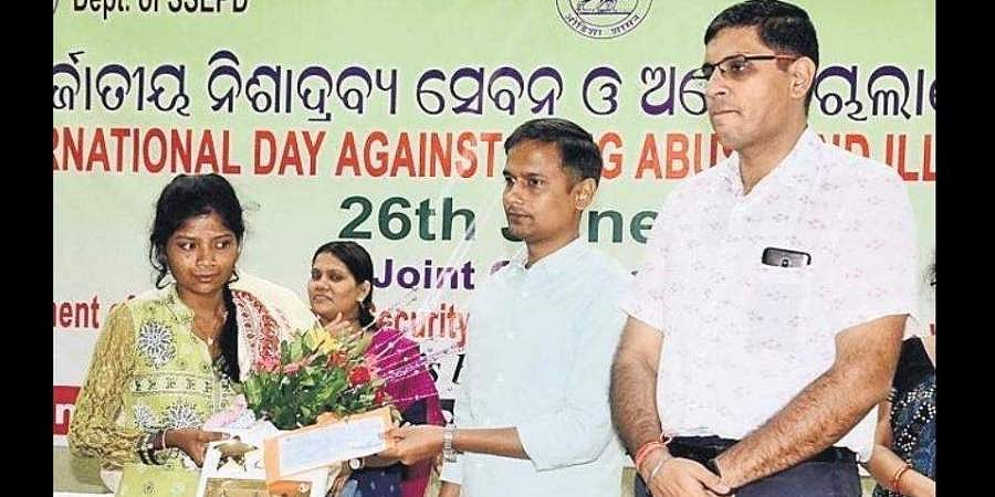 വരന്‍ വിവാഹത്തിനെത്തിയത് മദ്യപിച്ച് ലക്കുകെട്ട്; താലികെട്ടാന്‍ സമ്മതിക്കാതെ തിരിച്ചയച്ച് വധു, ആദരങ്ങളുമായി കലക്ടര്‍ 