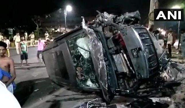 നടപ്പാതയില്‍ ഉറങ്ങിക്കിടന്ന മൂന്ന് കുട്ടികള്‍ വണ്ടി കയറി മരിച്ചു; 19കാരനായ ഡ്രൈവറെ നാട്ടുകാര്‍ തല്ലിക്കൊന്നു